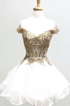 White And Gold Dress Short Classy, White And Gold Dama Dresses, White Gold Dress Short, White And Gold Dress Short, Court Outfit Ideas, Quinceanera Dama Dresses, White Prom Dress Short, White Homecoming Dress, Court Outfit