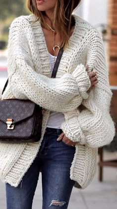 Dik Vest, Bulky Sweater, Bulky Sweaters, Perfect Winter Outfit, White Knit Cardigan, Cardigan Outfits, Looks Chic, White Sweater