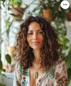 Curly Hair One Length, Witchy Hairstyles Curly, Hairstyle Summer 2024, Curly Boho Hairstyle, Mid Length Curly Hair Styles, Haircut For Curly Hair For Women, Natural Waves Hairstyles, Mid Curly Hair, Curly Mid Length Hair