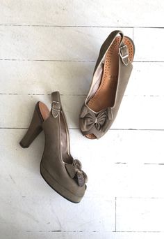 "Vintage 1940s shale grey brushed leather platforms with peeptoe, cork-filled structured bows at the toebox, back ankle strap and brand new insoles! --- M E A S U R E M E N T S --- fits like: us 6 | euro 36.5 | uk 3.5 insole: 9.25\" ball: 3\" heel: 4\" with 1\" ball platform brand/maker: n/a condition: a scuff on the inside of the one toebox ★ layaway is available for this item ➸ more vintage footwear http://www.etsy.com/shop/DearGolden?section_id=5800174 ➸ visit the shop http://www.DearGolden.e Vintage Leather Heels With Bow, 40s Shoes, Classic Couture, 1940s Shoes, Shale Grey, 1940s Style, Vintage 40s, 40s Fashion, Retro Clothing