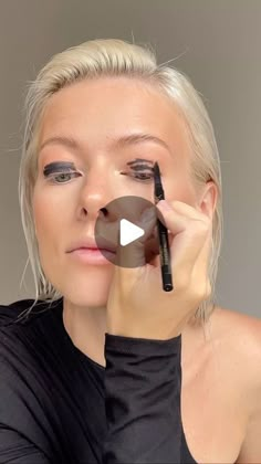 Easy Smokey Eye For Beginners, Glossy Smokey Eye, Formal Eye Makeup, Natural Smokey Eye Makeup, Best Face Makeup, Bronze Makeup Look, Makeup Tips Eyeshadow, Natural Smokey Eye, Round Face Makeup