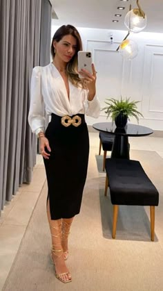 Combinação saia e cinto Classy Smart Casual Outfits, Outfits Jantar, Summer Chique Dresscode, Midi Pencil Skirt Outfit, Look Working Girl, Pencil Skirt Outfits, Elegante Casual, Classy Dress Outfits, Classy Work Outfits