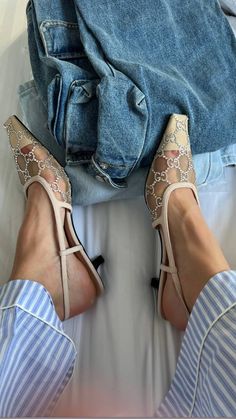 Famous Outfits, Fab Shoes, Vintage Heels, Gucci Fashion, Mode Inspo, Girl Falling, Basic Style, Cute Casual Outfits, Cute Shoes