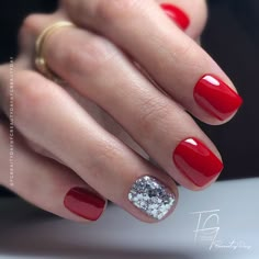 Red Winter Nails 2022, Gel Nail Designs Red Classy, Red And Silver Short Nails, Red And Silver Gel Nails, Red Dip Nail Ideas, Short Red Gel Nails, Shades Of Red Nails, Short Red Christmas Nails, Nails Rojas Cortas