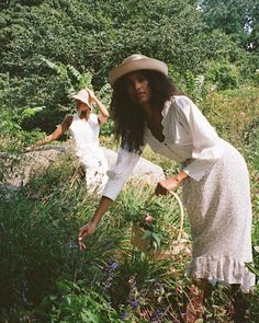 Poc Cottagecore, Garden Clothes, Type Of Aesthetics, European Life, Garden Shoot, Blueberry Waffles, Earthy Vibes, Hopelessly Devoted, Gardening Outfit