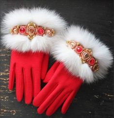 Fashion Gloves, Mode Crochet, Santa Suits, Fur Accessories, Mrs Claus, Christmas Costumes, Fur Fashion, Christmas Dress, Diy Accessories