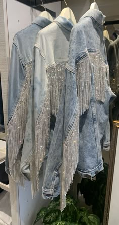 rhinestone fringe jacket, rhinestone fringe, rhinestone fringe top, rhinestone fringe jeans, rhinestone fringe skirt, rhinestone fringe jacket outfit, rhinestone jacket, rhinestone jacket outfit, rhinestone jacket y2k, rhinestone jacket diy, rhinestone jacket outfit y2k, denim jacket outfit, denim jacket, denim jacket outfit women, denim jacket outfit embroidery, denim jacket outfit fall, womens outfit, cute outfit, taylor swift, the eras tour, concert outfit, cute concert outfit, outfit ideas Mode Country, Idee Cricut, Fest Outfits, Mode Kimono, Men Shoes Formal