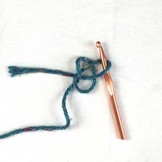 How to make a Slip Knot for Crochet. Easy step by step tutorial shows you how to tie a basic slip knot on a crochet hook. Slip Knot Crochet, Stick Wreath, Wooden Craft Sticks, Mini Wreath, Easy Diy Wreaths, Craft Sticks, Slip Knot, Crochet Chain, Small Wreaths