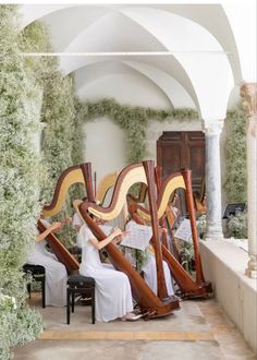 a group of musical instruments sitting next to each other