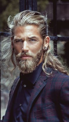 Sans paroles Long Hair And Beard, Ben Dahlhaus, Man With Long Hair, Hipster Man, Man Bun, Corte De Cabelo Masculino, Handsome Man, Hair And Beard Styles