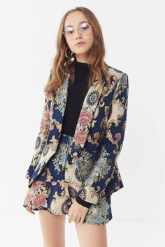 Jacquard Blazer Outfit, Jacquard Blazer, Jacquard Outfit, Fancy Blazer, Patterned Blazer, Blazer Batik, Small Chest Outfits, Floral Blazer Outfit, Batik Blazer