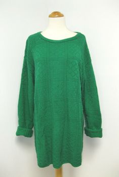 A beautiful true vintage rich green color 100% cotton sweater, tagged women's size M. This gem of a sweater has texture and is a medium weight, not bulky. The sweater  is long and oversized, and could fit a size small, medium or large depending on how oversized you like your sweaters. It's soft and in fantastic condition! **PLEASE Note, the black cinch belt is NOT included. I just wanted to show how nice this sweater will look belted with the sleeves rolled up! **  ** Label: Sweet Oversized Green Long Sleeve Sweater, Vintage Green Oversized Sweater, Oversized Green Sweater For Winter, Oversized Green Sweater For Fall, Winter Green Oversized Sweater, Vintage Green Knit Sweater, Sweet Briar, Vintage Kelly, Cinch Belt