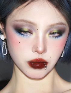 Colorful Korean Makeup, Pixie Makeup Looks, Duochrome Eyeshadow Looks, Makeup Ideas Colorful, Funky Makeup, Punk Makeup, Graphic Makeup, Color Makeup