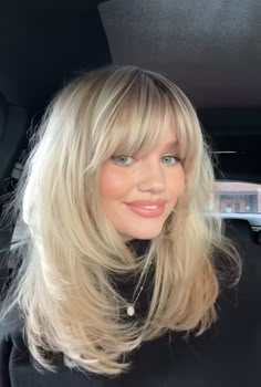 Medium Length Layers And Bangs, Front Bangs With Face Framing Layers, Haircut 30's For Women, Sabrina Carpenter Haircut Short Hair, Haircute Woman 2024, Blonde For Pale Skin Green Eyes, Long Blonde Hair With Bangs And Layers, Cameron Diaz 90s Hair, Bangstyle Hair Long Blonde