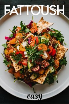 Fattoush salad with fresh vegetables, herbs, and pita bread on a white plate, text reads "Fattoush" and "easy". Mid Eastern Food, Middle Eastern Lunch Ideas, Lebanese Buffet Ideas, Salad Olivieh Persian Recipe, Middle Eastern Cooking, Lebanese Christmas Dinner, Lebanese Salad Dressing, Interesting Salad Recipes, Lebanese Salad Recipes