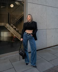 Outfit For Travel, London Street Style, Paris Street Style, Casual Chic Outfit, Outfits Casuales, Black Outfit, Moda Fashion, Street Style Women, Colored Jeans