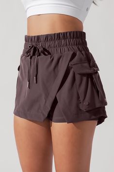 The skort just reached a new level (literally). Meet the Hiking Superskort®- designed so you can climb and stride in comfort. Complete with 4 pockets to hold your essentials [read: snacks] Fit Stylist Tip: If you want a relaxed waistband fit, choose your regular size. If you want something that snatches you in more, size down! The Hiking Superskort® is a patent-pending design created by Cassey Ho. Super Cool Outfits, Summer Trekking Outfit, What To Wear To A Soccer Game Summer, Outfit For Zoo Trip Summer, Athleisure For Work Outfits, Athletic Sets Women, Cute Climbing Outfit, Hicking Outfits Summer Women Style, Workout Clothes Plus Size