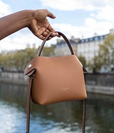 Savor the bittersweet elegance of our Fleuron bag in caramel color. This warm and versatile shade complements any outfit perfectly. Made in Italy from grained calf leather, this bag features a beige interior and golden details for a luxurious finish.