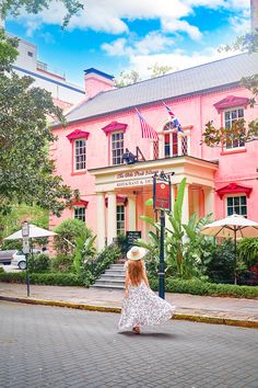 30 Prettiest Savannah Photo Spots For Instagram + How To Find Them! - Southern Trippers Girls Trip Savannah Georgia, Savannah Ga Instagram Pictures, Savannah Georgia Photoshoot, Savannah Georgia Pictures, Savannah Astetic, Savannah Itinerary