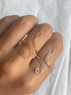 -- SNAKE RING -- - These beautiful light gold and silver snake rings make amazing statement pieces for a bold yet dainty look.   - Colours may appear differently on screen than in real life :)  - Don't leave fingers green - These rings are available separately or can be bought together in a set - Rings shown in other pictures are available from these links: - gold rings: https://www.etsy.com/uk/listing/984157568/stainless-steel-kc-gold-non-tarnish-wire?ref=shop_home_recs_19&frs=1&crt=1 - silver Cool Wire Rings, Ring From Wire, Steel Wire Jewelry, Wire Jewellery Rings, Butterfly Wire Ring, Metal Wire Rings, Ring Diy Wire, Home Made Jewelry Ideas, Wire Rings Ideas