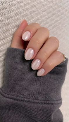 Short Rounded Acrylic Nails, Rounded Acrylic Nails, White Chrome Nails, Nails Extension, Minimalist Nail, Trends For 2024, Pearl Nails, Soft Nails