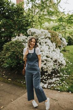 Linen Jumper Outfit, Overalls Outfit Linen, Linen Dungarees Outfit, Linen Overalls Outfit Winter, Linen Overalls Outfit Fall, Gray Overalls Outfit, Jumpsuit Overalls Outfit, Loose Overalls Outfit, Linen Overalls Outfit