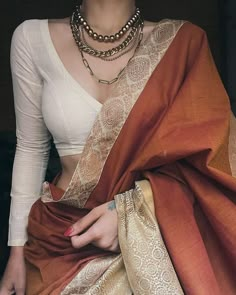 Full Coverage Blouse Designs, Style Outfits Summer, Summer Vibes Aesthetic, Aesthetic Summer Outfits, Saree Blouse Styles, Cotton Saree Blouse Designs, Designer Aesthetic, Saree Wearing Styles, Cotton Saree Blouse