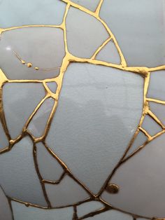 a close up view of some kind of mosaic glass with gold foiling on it