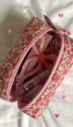 You can buy it on Your website on Etsy @Stteffani How To Make A Quilted Makeup Bag, Trendy Pink Cosmetic Pouch, Makeup Bag Aesthetic, Quilted Cosmetic Bag, Quilted Makeup Bag, Product Photo Ideas, Sewing Projects Clothes, Diy Bag Designs, Packing Supplies