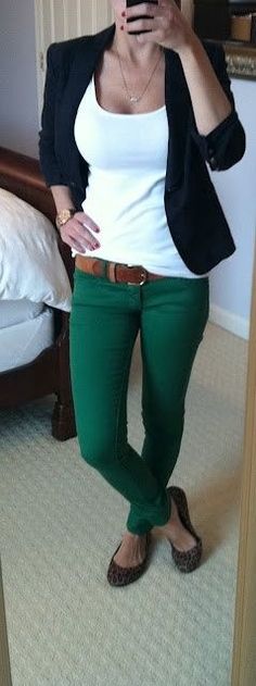 Look Calça Brim Color (mesma da Imagem anterior) + Blazer Preto #GleriaRosaBest #ModaParaDepoisDeEmagrecer Comfy Work Outfit, Dark Green Pants, Work Outfit Inspiration, Casual Work Outfit, Stitch Fix Stylist, Green Pants, Black Blazer