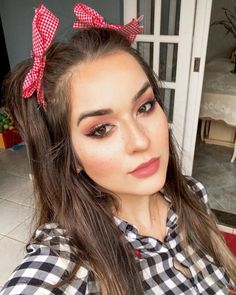 Maquiagem para festa junina: 60 ideias para arrasar nessa época do ano Perfect Ponytail, Braided Bun, Modern Salon, Glam Makeup, How To Make Hair, Ombre Hair, Maquillaje De Ojos, Cute Fashion, Hair Hacks