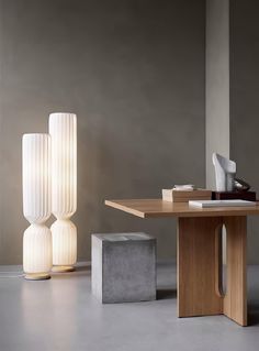 Améliorez votre espace avec le lampadaire Twist. Ce design moderne présente un mélange innovant de papier et de plastique pour une qualité, une durabilité et une opacité élevées. Le rétrécissement unique en forme de torsion en bas crée une asymétrie intrigante entre les sections supérieure et inférieure. Profitez d'une lampe de qualité avec un impact artistique maximal.   Remarque : * Notre source de lumière par défaut est de 3000K, si vous avez besoin d'autres températures de couleur, veuillez Al Balad Jeddah, Decoration Logo Design, Scandinavian Townhouse, Basement Apartment Design, Biomorphic Design, Sophisticated Room, Fabric Floor Lamp, Living Room Vibes, Decoration Logo