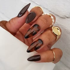 fallnailsknit This manicure trend is taking off. Nails Bright, Colorful Nails, Smink Inspiration, Makijaż Smokey Eye, Black Nail, Brown Nails, Minimalist Nails, Chic Nails, Dope Nails