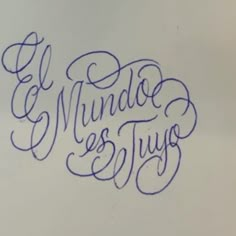 the words el mundoo es tuyo are written in cursive writing with blue ink