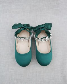 Hunter Green Wedding Theme, Sabrina Shoes, Satin Ballet Flats, Verde Jade, Emerald Green Weddings, Flower Girl Shoes, Quince Ideas, Holiday Shoes, Emerald Wedding