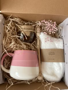 Подарочный набор для женщин Mug Gift Box Ideas, Secret Santa Gift Ideas For Teachers, Useful Gifts, Cute Gifts For Friends, Gift Wrapping Inspiration, Diy Gift Set, Gifts Wrapping Diy, Gift Box Design, Gift Inspo