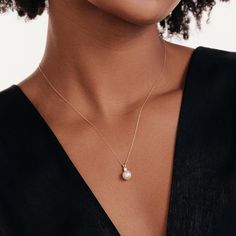 "1- P R O D U C T ∙ D E S C R I P T I O N Presenting our 14K Solid Gold Pearl Pendant Necklace adorned with dazzling cubic zirconia. This dainty accessory, made with real 14K gold, is a beautiful piece for any woman's jewelry collection. It's the perfect gift for her, capturing timeless elegance and sophistication. This necklace offers lasting shine and durability, making it an ideal choice for everyday wear. 2- P R O D U C T ∙ D E T A I L S Gold material: 14K solid gold Choice of gold color: Ye Pearl Necklace Bridal, Bezel Set Necklace, Dainty Pearl Necklace, Gold Jewelry Gift, Solitaire Necklace, Real Gold Jewelry, Necklace Bridal, Cubic Zirconia Necklace, Cz Necklace