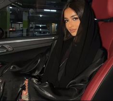 Khaleeji Hijab Style, Abaya Look, Khaleeji Aesthetic, Dubai Outfits, Stile Hijab, Black Abaya