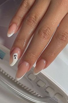 Almond Nails Autumn 2022, Aesthetic Nails Halloween, White French Tip Ghost Nails, October Nails Ghost, French Manicure With Ghost, White French Tip With Ghost, Halloween Nails Inspo Aesthetic, Autumn Nails Halloween, Fall French Nails 2022