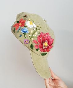 Hand embroidered hiking hat with floral design / baseball hat for women Color: khaki baseball cap.Design: hand-embroidered gerbera with wildflowers.Cap size (head circumference): 55 - 67 cm.The quality of the embroidery and baseball cap is superior, I guarantee! ;)I really enjoyed making this, and I hope my customers will enjoy showing it off.🌿PLEASE NOTE I NEED 2 WEEKS TO EMBROIDER THIS HAT FOR YOU🌿CHECK OUR OTHER ACCESSORIES🌸 More Baseball hats:https://www.etsy.com/shop/KazkovaEmbroidery?re Spring Outdoor Dad Hat With Visor, Khaki Visor Hat For Spring, Spring Outdoor Baseball Cap With Embroidered Logo, Spring Outdoor Baseball Cap With Curved Visor, Outdoor Baseball Cap With Embroidered Logo For Spring, Embroidered Outdoor Baseball Cap, Embroidered Trucker Hat For Outdoor, Outdoor Embroidered Trucker Baseball Cap, Green Dad Hat For Outdoor Spring Activities