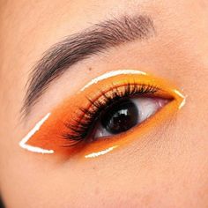 Vogue Makeup Looks, Creative Eye Makeup Looks, Creative Eye Makeup Ideas, Creative Eyeliner Looks, White Graphic Eyeliner, Eye Makeup Creative, Creative Eyeshadow, Eyeliner Inspiration