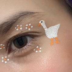 #makeup #maquiagem #duck #eyeliner #delineado duck eyeliner Dinosaur Eyeliner, Cute Eyeliner Designs, Bee Eyeliner, Mushroom Eyeliner, Concert Eyeliner, Duck Face Paint, Ghost Eyeliner, Cool Eyeliner Designs, Chicken Makeup