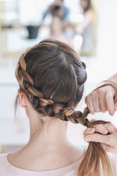 Circle Braid Hairstyles, Crown Braid Long Hair, Braid Across Top Of Head, Braided Coronet, Crown Hairstyles Braided, Coronet Braid, Hair Crown Braid, Halo Braid Tutorial, Hairstyle Crown