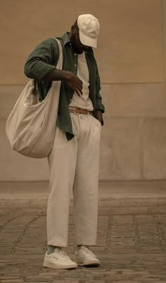 Mens Streetwear Skater, Mens Preppy Streetwear, Mens Flowy Outfits, Trendy Mens Work Outfit, Old Money Style Men Aesthetic, Men Earthy Fashion, 90s Men Street Style, 90s Street Style Aesthetic Men, Nyc Outfits Spring Men