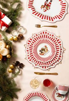 christmas place setting with red and white plates