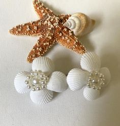 "Metal Silver Tone Barrette  Seashells shaped like 2 Flowers Natural Seashells Pearls added Handmade in Florida May be slightly different than pictures due to using different shells   3\" Across Perfect gift  Special party or event Summer hair accessory Free shipping within the USA Custom orders welcomed, if you are looking for particular colors or shells." Diy Barrettes, Surfer Girl Hair, Mermaid Hair Accessories, Beach Wedding Accessories, Girl Surfer, Summer Hair Accessories, Wedding Barrettes, Jewellery Holder, Pearl Beach