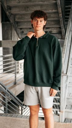 Sweatshirt Guys Outfit, Mens Athletic Streetwear, Mens Fall Outfits College, Grandpa Outfits Men, Men’s Athletic Style, Guys Athleisure, Lounge Outfit Plus Size, Guys Crewneck Outfit, Mens College Outfits