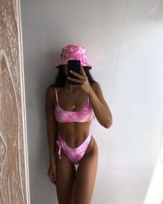 Swimsuit And Bucket Hat, Bucket Hat Swimsuit Outfit, Bob Outfit, Swimsuit Outfit, Bucket Hat Fits, Trendy Outfit Inspo, Swimsuits Outfits