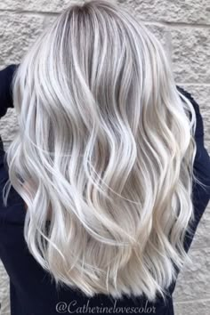 This anti-yellow shampoo is the absolute best choice for the perfect icy and white blonde hair. Find my all-time favourite shampoo, conditioner and alternatives for those with more orange tones. Find out whether to choose a purple or a blue shampoo for your hair tone. #silvershampoo #purpleshampoo #blueshampoo #icyblondehair #greyishhair #whitehair #fanolanoyellow Medium Ash Blonde Hair, Champagne Blond, Ash Blonde Hair Colour, Silver Blonde Hair, Icy Blonde Hair, Blond Balayage, Ash Blonde Balayage, Hairstyles Blonde, Dyed Blonde Hair