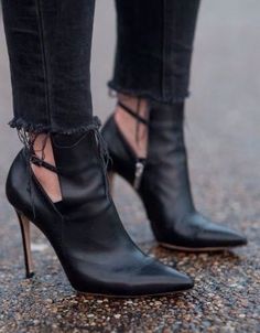 Black booties Jaco, Black High Heels, Dandy, Street Styles, Beautiful Shoes